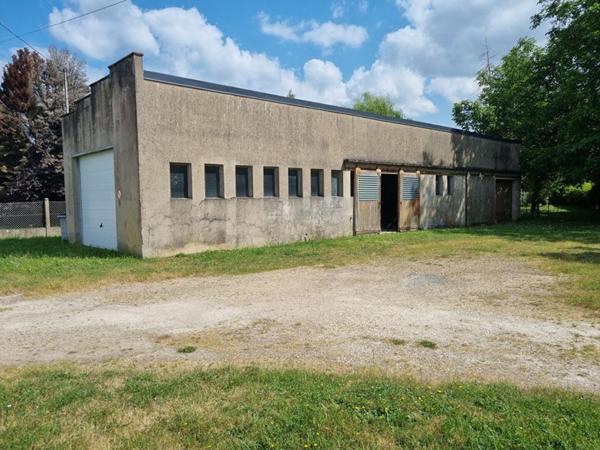Garage, atelier de plus de 100 m²
