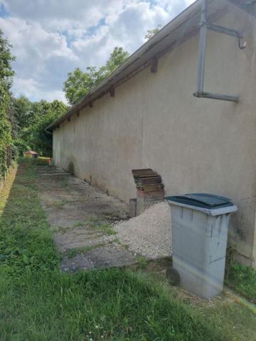 Garage, atelier de plus de 100 m²