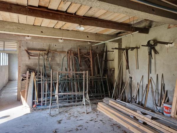 Garage, atelier de plus de 100 m²