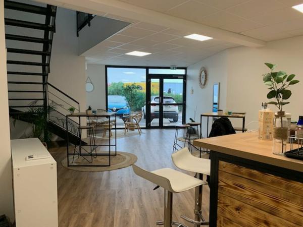 Bureaux à louer à Avignon ZI Fontcouverte avec parking et visibilité commerciale