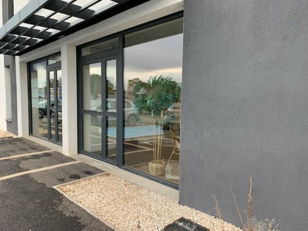 Bureaux à louer à Avignon ZI Fontcouverte avec parking et visibilité commerciale
