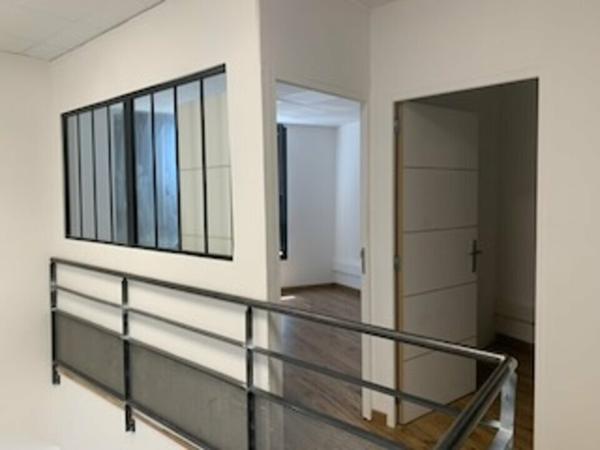 Bureaux à louer à Avignon ZI Fontcouverte avec parking et visibilité commerciale