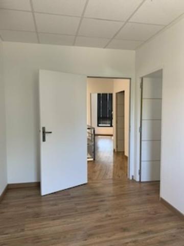 Bureaux à louer à Avignon ZI Fontcouverte avec parking et visibilité commerciale