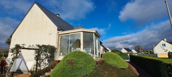 Maison à usage d'habitation située à SABLÉ-SUR-SARTHE.