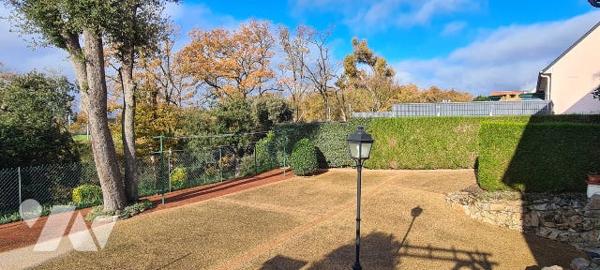 Maison à usage d'habitation située à SABLÉ-SUR-SARTHE.