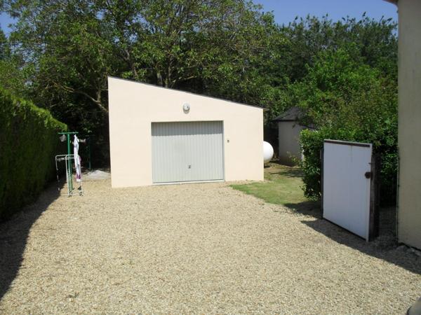 maison de plain pied avec 2 chambres et un grand garage