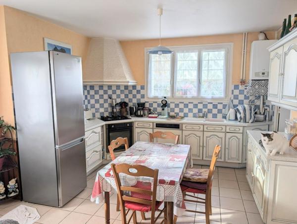 maison de plain pied avec 2 chambres et un grand garage