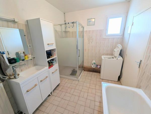 maison de plain pied avec 2 chambres et un grand garage