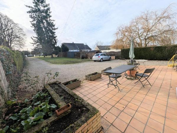 maison de plain pied avec 2 chambres et un grand garage
