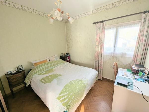 maison de plain pied avec 2 chambres et un grand garage