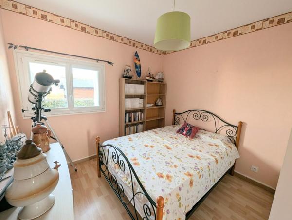 maison de plain pied avec 2 chambres et un grand garage