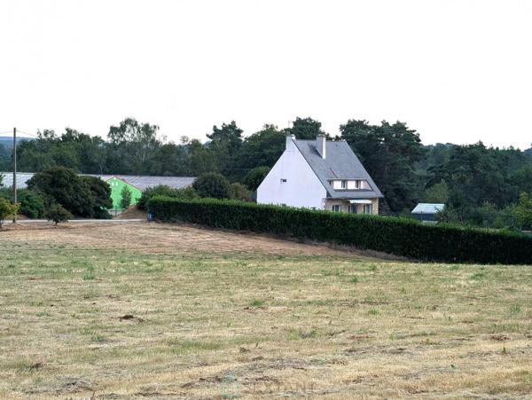 Propriété sur 27 hectares, maison 179 m2, bâtiments de 700 m2 salle de réception et 600 m2 garage
