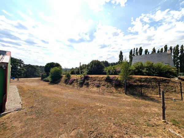 Propriété sur 27 hectares, maison 179 m2, bâtiments de 700 m2 salle de réception et 600 m2 garage