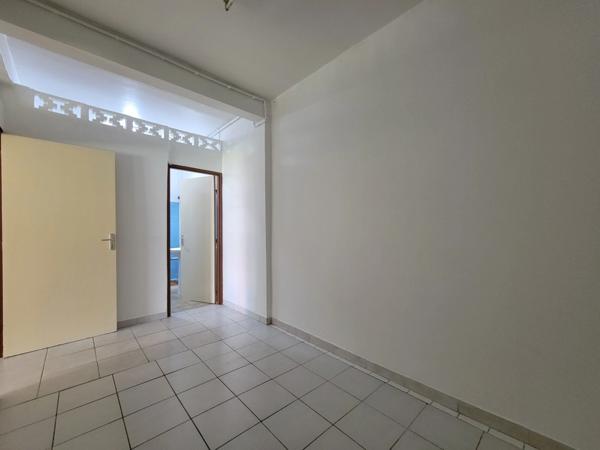 À louer – Local professionnel avec terrasse et jardin – Centre-ville de Cayenne (rue Barrat)