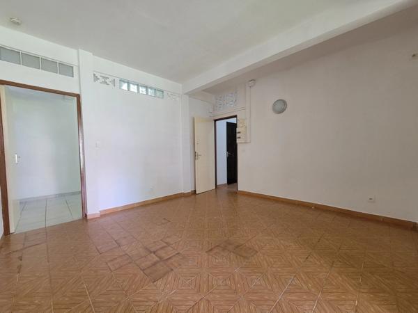 À louer – Local professionnel avec terrasse et jardin – Centre-ville de Cayenne (rue Barrat)