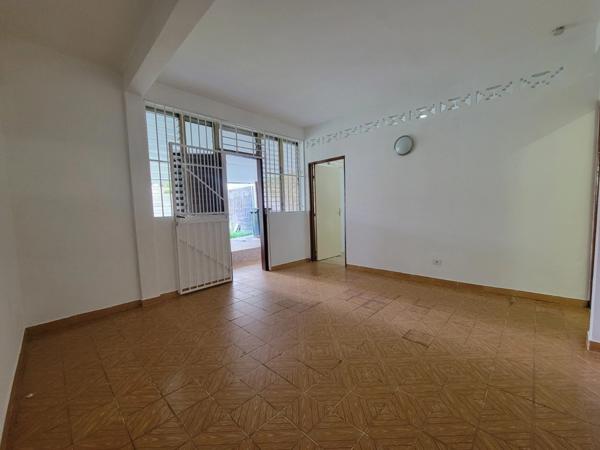 À louer – Local professionnel avec terrasse et jardin – Centre-ville de Cayenne (rue Barrat)