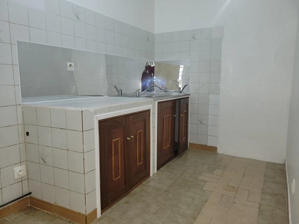 À louer – Local professionnel avec terrasse et jardin – Centre-ville de Cayenne (rue Barrat)