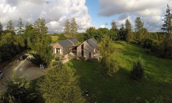 Audace, atypique, réfléchie, calme, apaisant, verdoyant, nature...
Difficile de définir cette ...