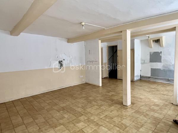 BSK Immobilier vous présente cette maison de 1930 située dans le quartier Hommelet, d’une superficie de 96 m² habitables et plus de 110 m² au sol

La maison est à rénover et offre un beau potentiel, notamment pour un projet d’investissement locatif. Elle était auparavant louée 800 € par mois.

Au rez-de-chaussée, elle se compose d’un séjour de 36 m², d’une cuisine de 9 m², d’une chambre de 14 m², d’une salle de bain et d’un WC séparé.

Vous trouverez également un ancien patio de 7 m² aujourd’hui couvert**. Il est possible de retirer la couverture afin de retrouver un petit extérieur, ce qui apporte une possibilité d’aménagement supplémentaire.

Un garage de 15 m² complète le rez-de-chaussée.

À l’étage, un grand palier dessert 2 chambres de 10 m² et 11 m².

Cette maison possède beaucoup de potentiel après rénovation et peut convenir aussi bien à un investisseur qu’à une personne souhaitant créer son propre logement.

Prix : 80 000 € frais d’agence inclus.

Pour plus d’informations ou pour organiser une visite, n’hésitez pas à me contacter au 07.70.38.36.57