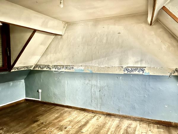 BSK Immobilier vous présente cette maison de 1930 située dans le quartier Hommelet, d’une superficie de 96 m² habitables et plus de 110 m² au sol

La maison est à rénover et offre un beau potentiel, notamment pour un projet d’investissement locatif. Elle était auparavant louée 800 € par mois.

Au rez-de-chaussée, elle se compose d’un séjour de 36 m², d’une cuisine de 9 m², d’une chambre de 14 m², d’une salle de bain et d’un WC séparé.

Vous trouverez également un ancien patio de 7 m² aujourd’hui couvert**. Il est possible de retirer la couverture afin de retrouver un petit extérieur, ce qui apporte une possibilité d’aménagement supplémentaire.

Un garage de 15 m² complète le rez-de-chaussée.

À l’étage, un grand palier dessert 2 chambres de 10 m² et 11 m².

Cette maison possède beaucoup de potentiel après rénovation et peut convenir aussi bien à un investisseur qu’à une personne souhaitant créer son propre logement.

Prix : 80 000 € frais d’agence inclus.

Pour plus d’informations ou pour organiser une visite, n’hésitez pas à me contacter au 07.70.38.36.57