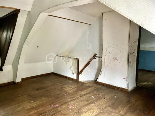 BSK Immobilier vous présente cette maison de 1930 située dans le quartier Hommelet, d’une superficie de 96 m² habitables et plus de 110 m² au sol

La maison est à rénover et offre un beau potentiel, notamment pour un projet d’investissement locatif. Elle était auparavant louée 800 € par mois.

Au rez-de-chaussée, elle se compose d’un séjour de 36 m², d’une cuisine de 9 m², d’une chambre de 14 m², d’une salle de bain et d’un WC séparé.

Vous trouverez également un ancien patio de 7 m² aujourd’hui couvert**. Il est possible de retirer la couverture afin de retrouver un petit extérieur, ce qui apporte une possibilité d’aménagement supplémentaire.

Un garage de 15 m² complète le rez-de-chaussée.

À l’étage, un grand palier dessert 2 chambres de 10 m² et 11 m².

Cette maison possède beaucoup de potentiel après rénovation et peut convenir aussi bien à un investisseur qu’à une personne souhaitant créer son propre logement.

Prix : 80 000 € frais d’agence inclus.

Pour plus d’informations ou pour organiser une visite, n’hésitez pas à me contacter au 07.70.38.36.57
