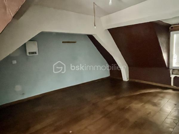 BSK Immobilier vous présente cette maison de 1930 située dans le quartier Hommelet, d’une superficie de 96 m² habitables et plus de 110 m² au sol

La maison est à rénover et offre un beau potentiel, notamment pour un projet d’investissement locatif. Elle était auparavant louée 800 € par mois.

Au rez-de-chaussée, elle se compose d’un séjour de 36 m², d’une cuisine de 9 m², d’une chambre de 14 m², d’une salle de bain et d’un WC séparé.

Vous trouverez également un ancien patio de 7 m² aujourd’hui couvert**. Il est possible de retirer la couverture afin de retrouver un petit extérieur, ce qui apporte une possibilité d’aménagement supplémentaire.

Un garage de 15 m² complète le rez-de-chaussée.

À l’étage, un grand palier dessert 2 chambres de 10 m² et 11 m².

Cette maison possède beaucoup de potentiel après rénovation et peut convenir aussi bien à un investisseur qu’à une personne souhaitant créer son propre logement.

Prix : 80 000 € frais d’agence inclus.

Pour plus d’informations ou pour organiser une visite, n’hésitez pas à me contacter au 07.70.38.36.57