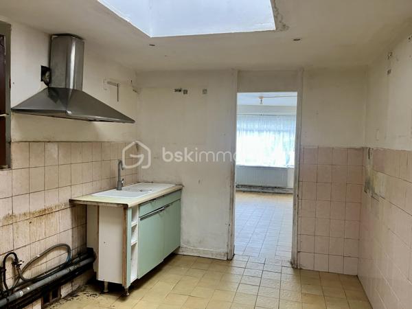 BSK Immobilier vous présente cette maison de 1930 située dans le quartier Hommelet, d’une superficie de 96 m² habitables et plus de 110 m² au sol

La maison est à rénover et offre un beau potentiel, notamment pour un projet d’investissement locatif. Elle était auparavant louée 800 € par mois.

Au rez-de-chaussée, elle se compose d’un séjour de 36 m², d’une cuisine de 9 m², d’une chambre de 14 m², d’une salle de bain et d’un WC séparé.

Vous trouverez également un ancien patio de 7 m² aujourd’hui couvert**. Il est possible de retirer la couverture afin de retrouver un petit extérieur, ce qui apporte une possibilité d’aménagement supplémentaire.

Un garage de 15 m² complète le rez-de-chaussée.

À l’étage, un grand palier dessert 2 chambres de 10 m² et 11 m².

Cette maison possède beaucoup de potentiel après rénovation et peut convenir aussi bien à un investisseur qu’à une personne souhaitant créer son propre logement.

Prix : 80 000 € frais d’agence inclus.

Pour plus d’informations ou pour organiser une visite, n’hésitez pas à me contacter au 07.70.38.36.57