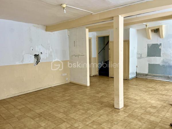 BSK Immobilier vous présente cette maison de 1930 située dans le quartier Hommelet, d’une superficie de 96 m² habitables et plus de 110 m² au sol

La maison est à rénover et offre un beau potentiel, notamment pour un projet d’investissement locatif. Elle était auparavant louée 800 € par mois.

Au rez-de-chaussée, elle se compose d’un séjour de 36 m², d’une cuisine de 9 m², d’une chambre de 14 m², d’une salle de bain et d’un WC séparé.

Vous trouverez également un ancien patio de 7 m² aujourd’hui couvert**. Il est possible de retirer la couverture afin de retrouver un petit extérieur, ce qui apporte une possibilité d’aménagement supplémentaire.

Un garage de 15 m² complète le rez-de-chaussée.

À l’étage, un grand palier dessert 2 chambres de 10 m² et 11 m².

Cette maison possède beaucoup de potentiel après rénovation et peut convenir aussi bien à un investisseur qu’à une personne souhaitant créer son propre logement.

Prix : 80 000 € frais d’agence inclus.

Pour plus d’informations ou pour organiser une visite, n’hésitez pas à me contacter au 07.70.38.36.57