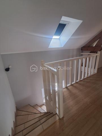 Situé à seulement 5 min de Vic-sur-AISNE, LE CHARME DE L'ANCIEN.

laissez-vous séduire par cette belle maison en pierre D'ENVIRON 165m2, offrant de beaux volumes.

Au rez-de-chaussée :
Grande entrée avec dressing, 
Cuisine aménagée et équipée
Salon et séjour
Wc indépendant
Pièce  D'ENVIRON 12m2 à rénover pouvant être transformée en suite parentale, idéale pour une vie de PLAIN-PIED.

A l'étage :
Grand palier avec placards
3 belles chambres
Salle de bains avec baignoire, douche et wc.

LES PLUS :
Dépendance attenante avec garage et grenier aménageable.
CAVE
Terrain D'ENVIRON 750m2
DPE B
POMPE A CHALEUR 
COMMUNE AVEC ECOLE PRIMAIRE
1 VISITE CONTACTEZ MOI.
