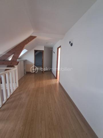 Situé à seulement 5 min de Vic-sur-AISNE, LE CHARME DE L'ANCIEN.

laissez-vous séduire par cette belle maison en pierre D'ENVIRON 165m2, offrant de beaux volumes.

Au rez-de-chaussée :
Grande entrée avec dressing, 
Cuisine aménagée et équipée
Salon et séjour
Wc indépendant
Pièce  D'ENVIRON 12m2 à rénover pouvant être transformée en suite parentale, idéale pour une vie de PLAIN-PIED.

A l'étage :
Grand palier avec placards
3 belles chambres
Salle de bains avec baignoire, douche et wc.

LES PLUS :
Dépendance attenante avec garage et grenier aménageable.
CAVE
Terrain D'ENVIRON 750m2
DPE B
POMPE A CHALEUR 
COMMUNE AVEC ECOLE PRIMAIRE
1 VISITE CONTACTEZ MOI.