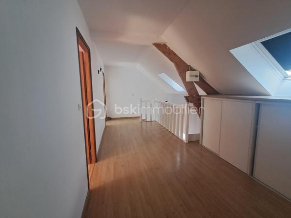Situé à seulement 5 min de Vic-sur-AISNE, LE CHARME DE L'ANCIEN.

laissez-vous séduire par cette belle maison en pierre D'ENVIRON 165m2, offrant de beaux volumes.

Au rez-de-chaussée :
Grande entrée avec dressing, 
Cuisine aménagée et équipée
Salon et séjour
Wc indépendant
Pièce  D'ENVIRON 12m2 à rénover pouvant être transformée en suite parentale, idéale pour une vie de PLAIN-PIED.

A l'étage :
Grand palier avec placards
3 belles chambres
Salle de bains avec baignoire, douche et wc.

LES PLUS :
Dépendance attenante avec garage et grenier aménageable.
CAVE
Terrain D'ENVIRON 750m2
DPE B
POMPE A CHALEUR 
COMMUNE AVEC ECOLE PRIMAIRE
1 VISITE CONTACTEZ MOI.