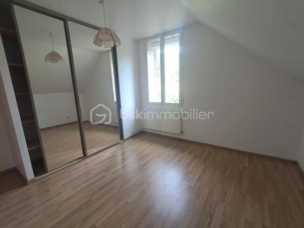Situé à seulement 5 min de Vic-sur-AISNE, LE CHARME DE L'ANCIEN.

laissez-vous séduire par cette belle maison en pierre D'ENVIRON 165m2, offrant de beaux volumes.

Au rez-de-chaussée :
Grande entrée avec dressing, 
Cuisine aménagée et équipée
Salon et séjour
Wc indépendant
Pièce  D'ENVIRON 12m2 à rénover pouvant être transformée en suite parentale, idéale pour une vie de PLAIN-PIED.

A l'étage :
Grand palier avec placards
3 belles chambres
Salle de bains avec baignoire, douche et wc.

LES PLUS :
Dépendance attenante avec garage et grenier aménageable.
CAVE
Terrain D'ENVIRON 750m2
DPE B
POMPE A CHALEUR 
COMMUNE AVEC ECOLE PRIMAIRE
1 VISITE CONTACTEZ MOI.