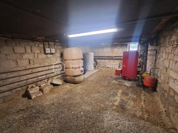 Situé à seulement 5 min de Vic-sur-AISNE, LE CHARME DE L'ANCIEN.

laissez-vous séduire par cette belle maison en pierre D'ENVIRON 165m2, offrant de beaux volumes.

Au rez-de-chaussée :
Grande entrée avec dressing, 
Cuisine aménagée et équipée
Salon et séjour
Wc indépendant
Pièce  D'ENVIRON 12m2 à rénover pouvant être transformée en suite parentale, idéale pour une vie de PLAIN-PIED.

A l'étage :
Grand palier avec placards
3 belles chambres
Salle de bains avec baignoire, douche et wc.

LES PLUS :
Dépendance attenante avec garage et grenier aménageable.
CAVE
Terrain D'ENVIRON 750m2
DPE B
POMPE A CHALEUR 
COMMUNE AVEC ECOLE PRIMAIRE
1 VISITE CONTACTEZ MOI.