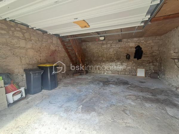 Situé à seulement 5 min de Vic-sur-AISNE, LE CHARME DE L'ANCIEN.

laissez-vous séduire par cette belle maison en pierre D'ENVIRON 165m2, offrant de beaux volumes.

Au rez-de-chaussée :
Grande entrée avec dressing, 
Cuisine aménagée et équipée
Salon et séjour
Wc indépendant
Pièce  D'ENVIRON 12m2 à rénover pouvant être transformée en suite parentale, idéale pour une vie de PLAIN-PIED.

A l'étage :
Grand palier avec placards
3 belles chambres
Salle de bains avec baignoire, douche et wc.

LES PLUS :
Dépendance attenante avec garage et grenier aménageable.
CAVE
Terrain D'ENVIRON 750m2
DPE B
POMPE A CHALEUR 
COMMUNE AVEC ECOLE PRIMAIRE
1 VISITE CONTACTEZ MOI.