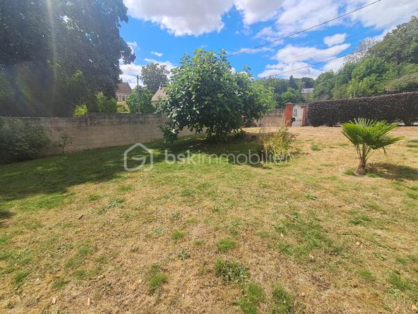 Situé à seulement 5 min de Vic-sur-AISNE, LE CHARME DE L'ANCIEN.

laissez-vous séduire par cette belle maison en pierre D'ENVIRON 165m2, offrant de beaux volumes.

Au rez-de-chaussée :
Grande entrée avec dressing, 
Cuisine aménagée et équipée
Salon et séjour
Wc indépendant
Pièce  D'ENVIRON 12m2 à rénover pouvant être transformée en suite parentale, idéale pour une vie de PLAIN-PIED.

A l'étage :
Grand palier avec placards
3 belles chambres
Salle de bains avec baignoire, douche et wc.

LES PLUS :
Dépendance attenante avec garage et grenier aménageable.
CAVE
Terrain D'ENVIRON 750m2
DPE B
POMPE A CHALEUR 
COMMUNE AVEC ECOLE PRIMAIRE
1 VISITE CONTACTEZ MOI.