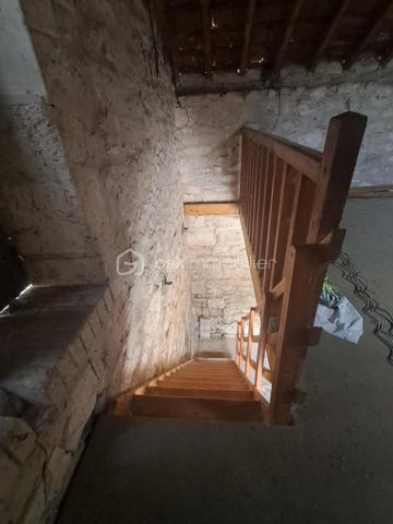 Situé à seulement 5 min de Vic-sur-AISNE, LE CHARME DE L'ANCIEN.

laissez-vous séduire par cette belle maison en pierre D'ENVIRON 165m2, offrant de beaux volumes.

Au rez-de-chaussée :
Grande entrée avec dressing, 
Cuisine aménagée et équipée
Salon et séjour
Wc indépendant
Pièce  D'ENVIRON 12m2 à rénover pouvant être transformée en suite parentale, idéale pour une vie de PLAIN-PIED.

A l'étage :
Grand palier avec placards
3 belles chambres
Salle de bains avec baignoire, douche et wc.

LES PLUS :
Dépendance attenante avec garage et grenier aménageable.
CAVE
Terrain D'ENVIRON 750m2
DPE B
POMPE A CHALEUR 
COMMUNE AVEC ECOLE PRIMAIRE
1 VISITE CONTACTEZ MOI.