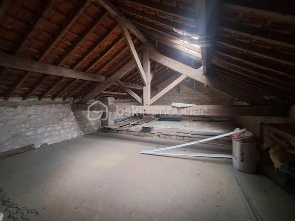 Situé à seulement 5 min de Vic-sur-AISNE, LE CHARME DE L'ANCIEN.

laissez-vous séduire par cette belle maison en pierre D'ENVIRON 165m2, offrant de beaux volumes.

Au rez-de-chaussée :
Grande entrée avec dressing, 
Cuisine aménagée et équipée
Salon et séjour
Wc indépendant
Pièce  D'ENVIRON 12m2 à rénover pouvant être transformée en suite parentale, idéale pour une vie de PLAIN-PIED.

A l'étage :
Grand palier avec placards
3 belles chambres
Salle de bains avec baignoire, douche et wc.

LES PLUS :
Dépendance attenante avec garage et grenier aménageable.
CAVE
Terrain D'ENVIRON 750m2
DPE B
POMPE A CHALEUR 
COMMUNE AVEC ECOLE PRIMAIRE
1 VISITE CONTACTEZ MOI.