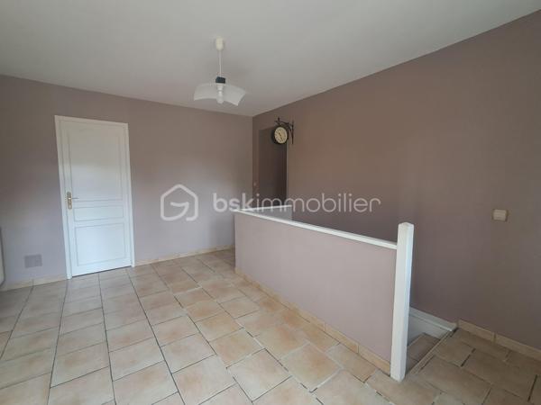 Situé à seulement 5 min de Vic-sur-AISNE, LE CHARME DE L'ANCIEN.

laissez-vous séduire par cette belle maison en pierre D'ENVIRON 165m2, offrant de beaux volumes.

Au rez-de-chaussée :
Grande entrée avec dressing, 
Cuisine aménagée et équipée
Salon et séjour
Wc indépendant
Pièce  D'ENVIRON 12m2 à rénover pouvant être transformée en suite parentale, idéale pour une vie de PLAIN-PIED.

A l'étage :
Grand palier avec placards
3 belles chambres
Salle de bains avec baignoire, douche et wc.

LES PLUS :
Dépendance attenante avec garage et grenier aménageable.
CAVE
Terrain D'ENVIRON 750m2
DPE B
POMPE A CHALEUR 
COMMUNE AVEC ECOLE PRIMAIRE
1 VISITE CONTACTEZ MOI.