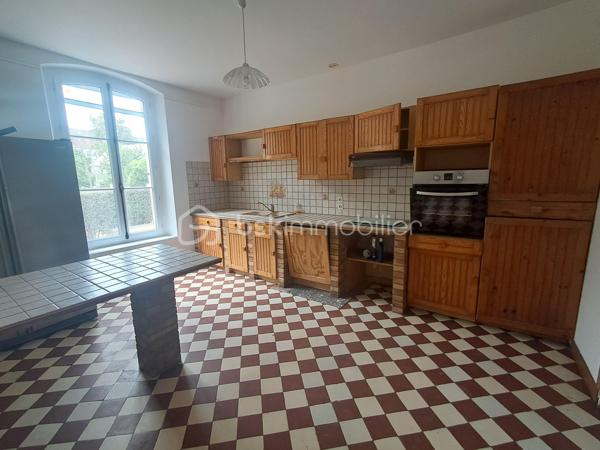 Situé à seulement 5 min de Vic-sur-AISNE, LE CHARME DE L'ANCIEN.

laissez-vous séduire par cette belle maison en pierre D'ENVIRON 165m2, offrant de beaux volumes.

Au rez-de-chaussée :
Grande entrée avec dressing, 
Cuisine aménagée et équipée
Salon et séjour
Wc indépendant
Pièce  D'ENVIRON 12m2 à rénover pouvant être transformée en suite parentale, idéale pour une vie de PLAIN-PIED.

A l'étage :
Grand palier avec placards
3 belles chambres
Salle de bains avec baignoire, douche et wc.

LES PLUS :
Dépendance attenante avec garage et grenier aménageable.
CAVE
Terrain D'ENVIRON 750m2
DPE B
POMPE A CHALEUR 
COMMUNE AVEC ECOLE PRIMAIRE
1 VISITE CONTACTEZ MOI.