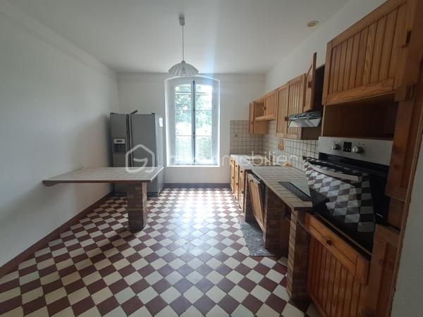 Situé à seulement 5 min de Vic-sur-AISNE, LE CHARME DE L'ANCIEN.

laissez-vous séduire par cette belle maison en pierre D'ENVIRON 165m2, offrant de beaux volumes.

Au rez-de-chaussée :
Grande entrée avec dressing, 
Cuisine aménagée et équipée
Salon et séjour
Wc indépendant
Pièce  D'ENVIRON 12m2 à rénover pouvant être transformée en suite parentale, idéale pour une vie de PLAIN-PIED.

A l'étage :
Grand palier avec placards
3 belles chambres
Salle de bains avec baignoire, douche et wc.

LES PLUS :
Dépendance attenante avec garage et grenier aménageable.
CAVE
Terrain D'ENVIRON 750m2
DPE B
POMPE A CHALEUR 
COMMUNE AVEC ECOLE PRIMAIRE
1 VISITE CONTACTEZ MOI.