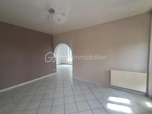 Situé à seulement 5 min de Vic-sur-AISNE, LE CHARME DE L'ANCIEN.

laissez-vous séduire par cette belle maison en pierre D'ENVIRON 165m2, offrant de beaux volumes.

Au rez-de-chaussée :
Grande entrée avec dressing, 
Cuisine aménagée et équipée
Salon et séjour
Wc indépendant
Pièce  D'ENVIRON 12m2 à rénover pouvant être transformée en suite parentale, idéale pour une vie de PLAIN-PIED.

A l'étage :
Grand palier avec placards
3 belles chambres
Salle de bains avec baignoire, douche et wc.

LES PLUS :
Dépendance attenante avec garage et grenier aménageable.
CAVE
Terrain D'ENVIRON 750m2
DPE B
POMPE A CHALEUR 
COMMUNE AVEC ECOLE PRIMAIRE
1 VISITE CONTACTEZ MOI.