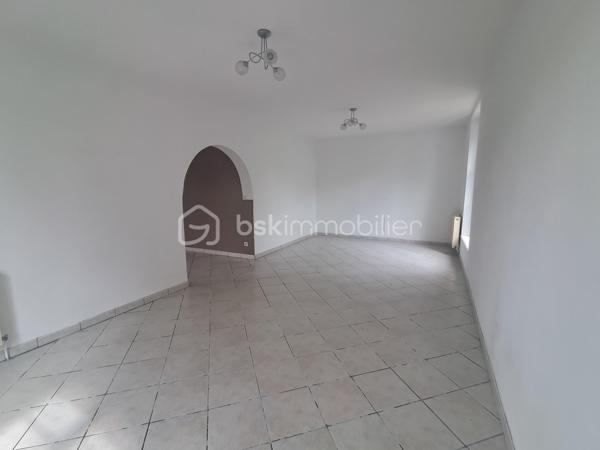 Situé à seulement 5 min de Vic-sur-AISNE, LE CHARME DE L'ANCIEN.

laissez-vous séduire par cette belle maison en pierre D'ENVIRON 165m2, offrant de beaux volumes.

Au rez-de-chaussée :
Grande entrée avec dressing, 
Cuisine aménagée et équipée
Salon et séjour
Wc indépendant
Pièce  D'ENVIRON 12m2 à rénover pouvant être transformée en suite parentale, idéale pour une vie de PLAIN-PIED.

A l'étage :
Grand palier avec placards
3 belles chambres
Salle de bains avec baignoire, douche et wc.

LES PLUS :
Dépendance attenante avec garage et grenier aménageable.
CAVE
Terrain D'ENVIRON 750m2
DPE B
POMPE A CHALEUR 
COMMUNE AVEC ECOLE PRIMAIRE
1 VISITE CONTACTEZ MOI.