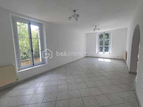 Situé à seulement 5 min de Vic-sur-AISNE, LE CHARME DE L'ANCIEN.

laissez-vous séduire par cette belle maison en pierre D'ENVIRON 165m2, offrant de beaux volumes.

Au rez-de-chaussée :
Grande entrée avec dressing, 
Cuisine aménagée et équipée
Salon et séjour
Wc indépendant
Pièce  D'ENVIRON 12m2 à rénover pouvant être transformée en suite parentale, idéale pour une vie de PLAIN-PIED.

A l'étage :
Grand palier avec placards
3 belles chambres
Salle de bains avec baignoire, douche et wc.

LES PLUS :
Dépendance attenante avec garage et grenier aménageable.
CAVE
Terrain D'ENVIRON 750m2
DPE B
POMPE A CHALEUR 
COMMUNE AVEC ECOLE PRIMAIRE
1 VISITE CONTACTEZ MOI.