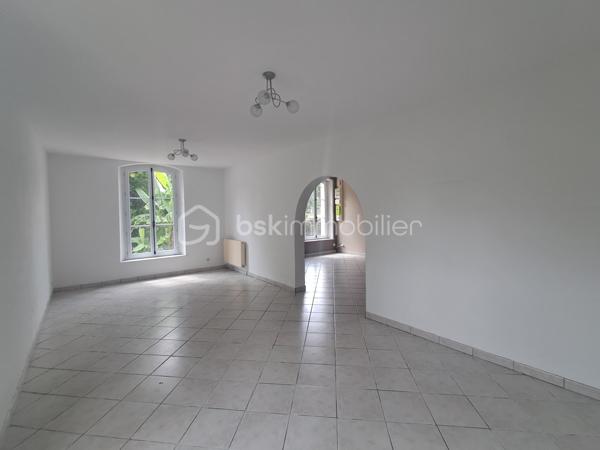 Situé à seulement 5 min de Vic-sur-AISNE, LE CHARME DE L'ANCIEN.

laissez-vous séduire par cette belle maison en pierre D'ENVIRON 165m2, offrant de beaux volumes.

Au rez-de-chaussée :
Grande entrée avec dressing, 
Cuisine aménagée et équipée
Salon et séjour
Wc indépendant
Pièce  D'ENVIRON 12m2 à rénover pouvant être transformée en suite parentale, idéale pour une vie de PLAIN-PIED.

A l'étage :
Grand palier avec placards
3 belles chambres
Salle de bains avec baignoire, douche et wc.

LES PLUS :
Dépendance attenante avec garage et grenier aménageable.
CAVE
Terrain D'ENVIRON 750m2
DPE B
POMPE A CHALEUR 
COMMUNE AVEC ECOLE PRIMAIRE
1 VISITE CONTACTEZ MOI.
