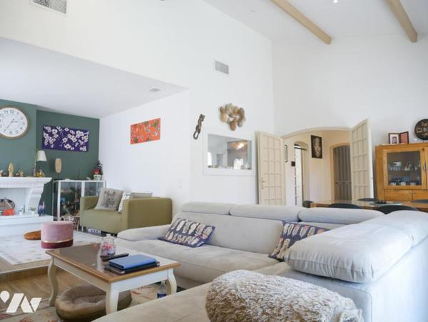 Centre ville de Grabels, une villa entièrement rénovée de 145 m², 5 pièces avec piscine et garage.