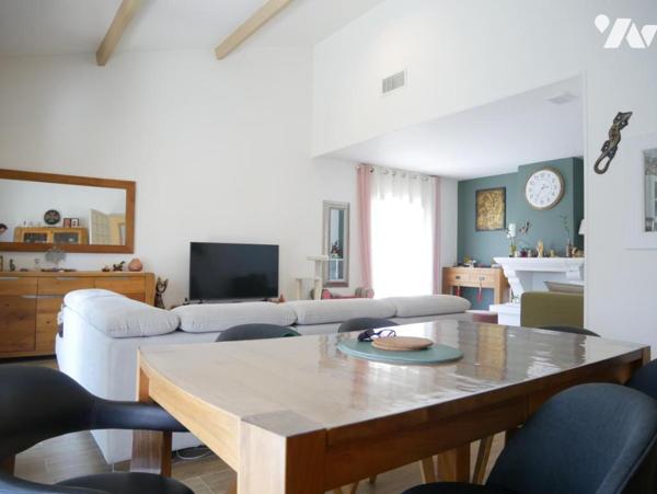 Centre ville de Grabels, une villa entièrement rénovée de 145 m², 5 pièces avec piscine et garage.