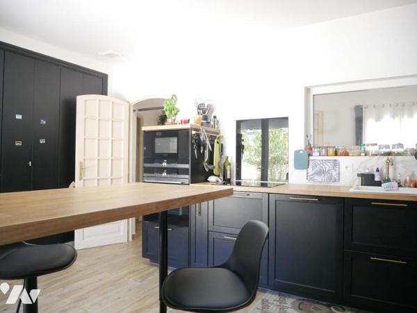 Centre ville de Grabels, une villa entièrement rénovée de 145 m², 5 pièces avec piscine et garage.