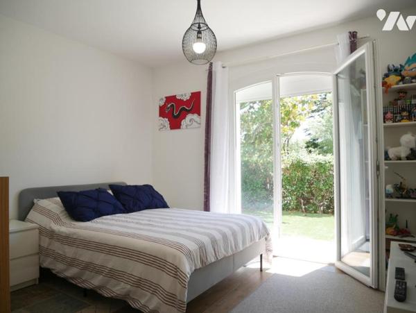 Centre ville de Grabels, une villa entièrement rénovée de 145 m², 5 pièces avec piscine et garage.