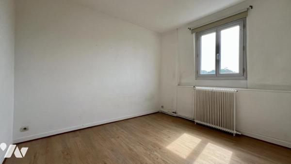 Maison de ville bel étage à conforter avec garage et jardin