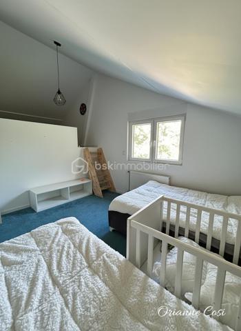 Découvrez cette belle maison individuelle de 2022, de 120 m² habitables, située dans un environnement paisible et verdoyant à La Biolle, au fond d’une impasse calme.

Cette maison offre un espace de vie lumineux de 35 m², comprenant, de plain-pied, une cuisine récente ouverte sur un salon convivial, parfait pour accueillir famille et amis.
Une première terrasse permet de profiter pleinement de l’extérieur pour vos repas en plein air. 

L’étage se compose de trois demi niveaux, où vous profiterez de quatre chambres :
    • une suite parentale avec salle d’eau de 16 m² avec accès à une terrasse,
    • une grande chambre avec dressing de 18 m²,
    • deux chambres spacieuses d’environ 11 m², avec chacune une mezzanine en plus en sous pente,
    • une salle de bain avec un second WC,
    • une buanderie de 6 m²,
    • un espace bureau,
    • et un WC indépendant.
L’agencement a été pensé pour allier fonctionnalité et confort, tout en préservant l’intimité de chacun. 

Extérieur et environnement :
Le terrain de 833 m² est agrémenté d’un ruisseau en limite de parcelle, apportant une atmosphère apaisante. 
Deux terrasses permettent de profiter pleinement de l’extérieur, Vous bénéficierez également de plusieurs emplacements de stationnement sous un carport.
La maison est située dans un secteur résidentiel calme, offrant une belle qualité de vie, entre nature et commodités.

💚 Ce que vous allez aimer : 
    • Maison très récente, aucun gros travaux à prévoir
    • Environnement calme et verdoyant
    • Chambres spacieuses + suite parentale
    • Bonne distribution des pièces et volumes agréables
    • Situation idéale : campagne à deux pas des services 

📍 À propos de La Biolle :
Charmante commune savoyarde située entre Aix-les-Bains et Albens, La Biolle séduit par son cadre naturel préservé et son esprit village. 
On y trouve une école, des commerces de proximité, des associations dynamiques, et de nombreux sentiers de randonnée. La commune bénéficie d’une excellente situation géographique, à seulement 5 minutes d’Aix-les-Bains, 20 minutes d’Annecy, et proche des accès autoroutiers. 
Un cadre de vie paisible, idéal pour les familles souhaitant vivre entre lac et montagne tout en restant proches des grands axes.
 
📞 Appelez-moi dès maintenant pour organiser une visite !

Certaines photos présentent un aménagement virtuel réalisé à l’aide d’un outil d’intelligence artificielle, à titre illustratif uniquement.